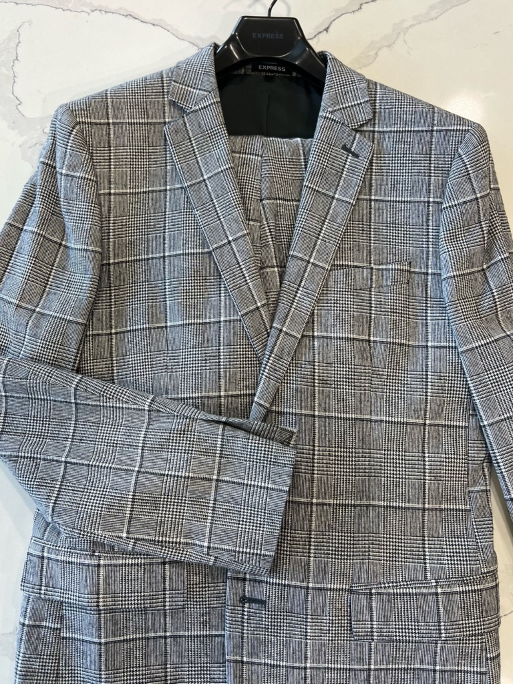 Men’s Express Slim-fit plaid suit. Jacket 42L and pants 32x34